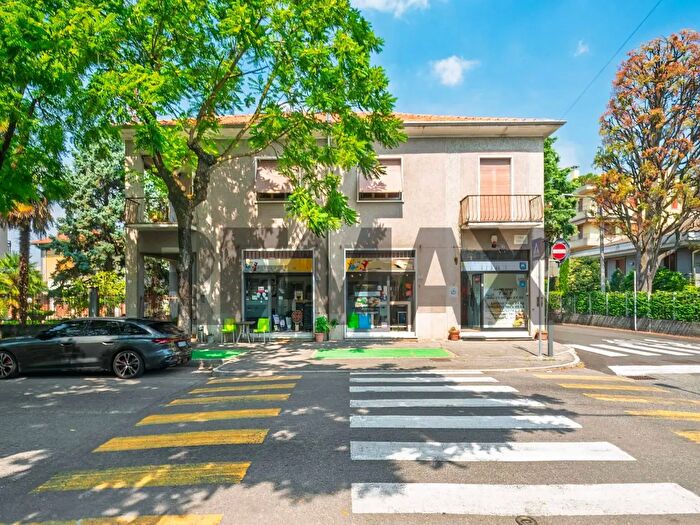 Casa con 6 locali in vendita in Viale Stelvio, Busto Arsizio