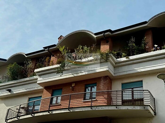 Appartamento con 6 locali in vendita in Via Des Geneys, Pinerolo