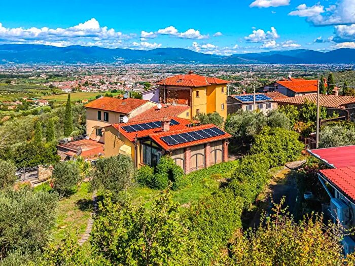 Casa con 7 locali in vendita in Quarrata