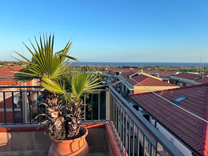 Appartamento quadrilocale in vendita in Via Salvatore Calandruccio, Fiumefreddo Di Sicilia