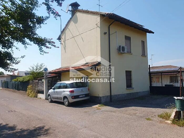 Casa trilocale in vendita in Via Leopardi, Ceranova