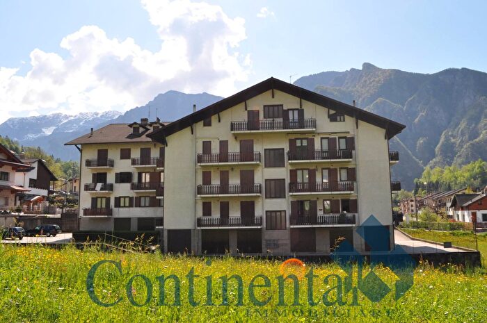 Appartamento trilocale in vendita in Via Torquato Tasso, Piazza Brembana