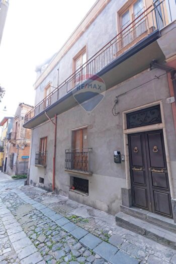 Casa con 7 locali in vendita in Via Albania, Biancavilla
