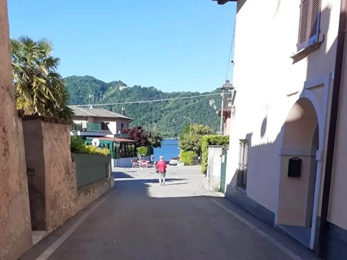 Appartamento con 6 locali in vendita in Via Giuseppe Garibaldi, Brusimpiano