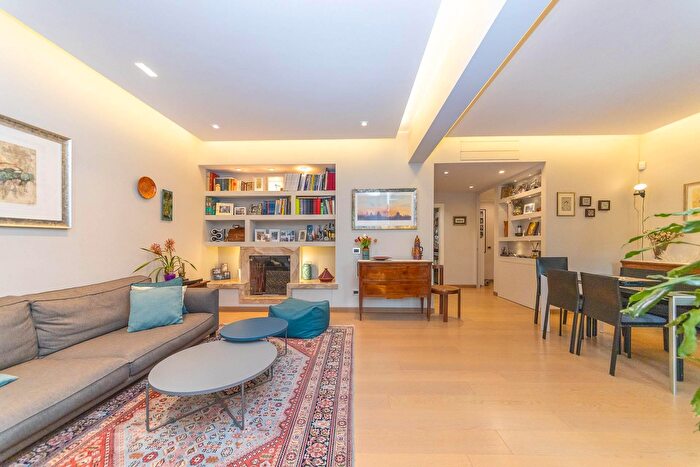 Appartamento con 5 locali in vendita in Via Teodosio Macrobio, Roma