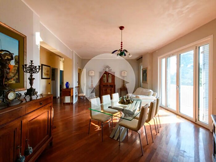 Appartamento con 6 locali in vendita in Via Monte San Michele, Reggio Emilia