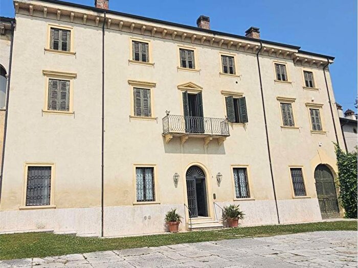 Casa con 6 locali in affitto in Marano di Valpolicella