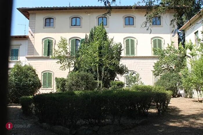 Casa con 9 locali in vendita in Vicchio