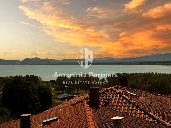 Appartamento quadrilocale in vendita in Piazza Dante Alighieri, Castiglione Del Lago