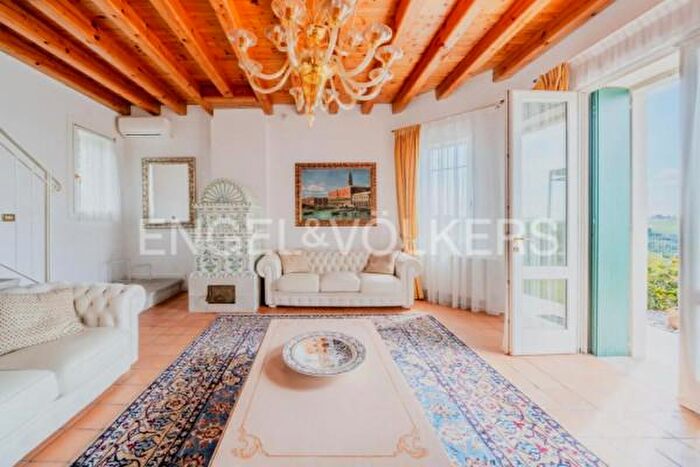 Casa con 6 locali in vendita in Via Patrioti, Refrontolo