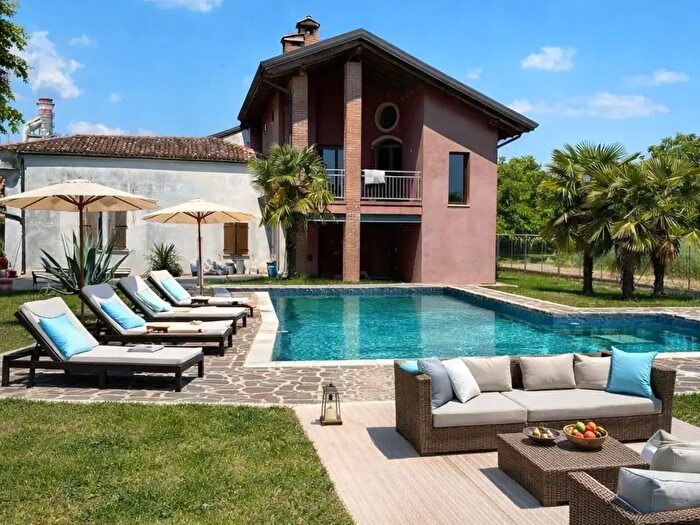 Casa con 8 locali in vendita in Borgo Virgilio