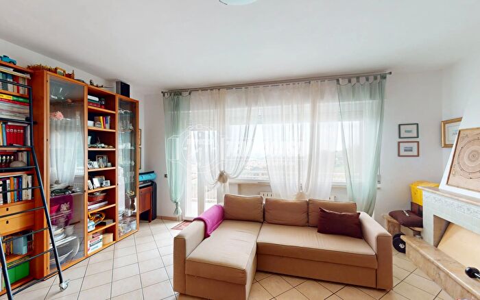 Appartamento con 5 locali in vendita in Via Impaccio, Loreto