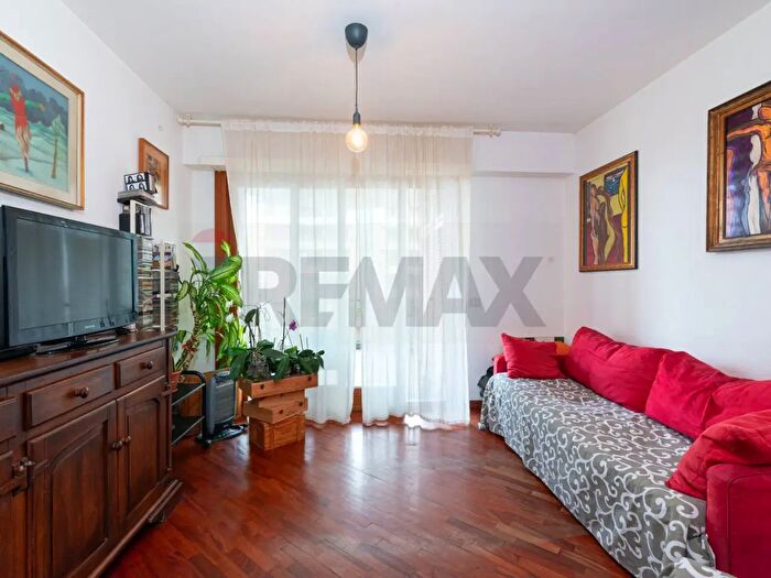 Appartamento trilocale in vendita in Via Francesco Menzio, Roma