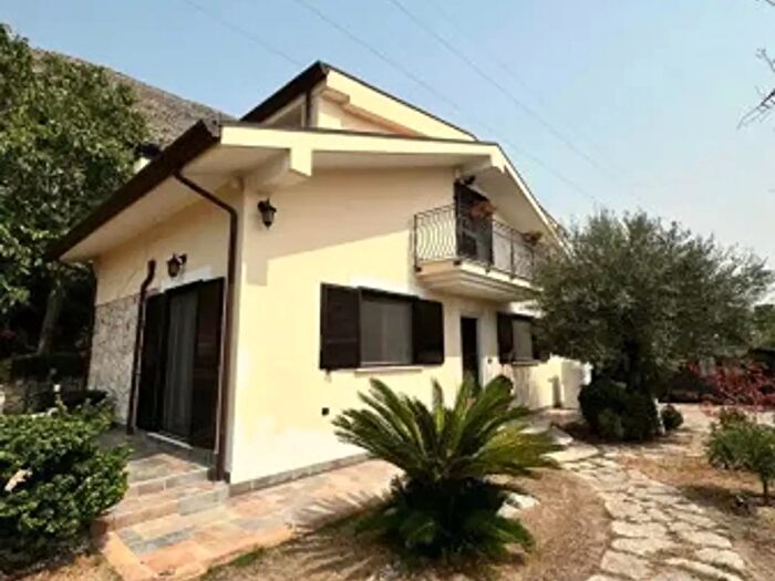 Casa quadrilocale in vendita in Via Madonna della Palomba, Formia