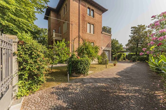 Casa con 9 locali in vendita in Viale Falzoni Gallerani, Cento