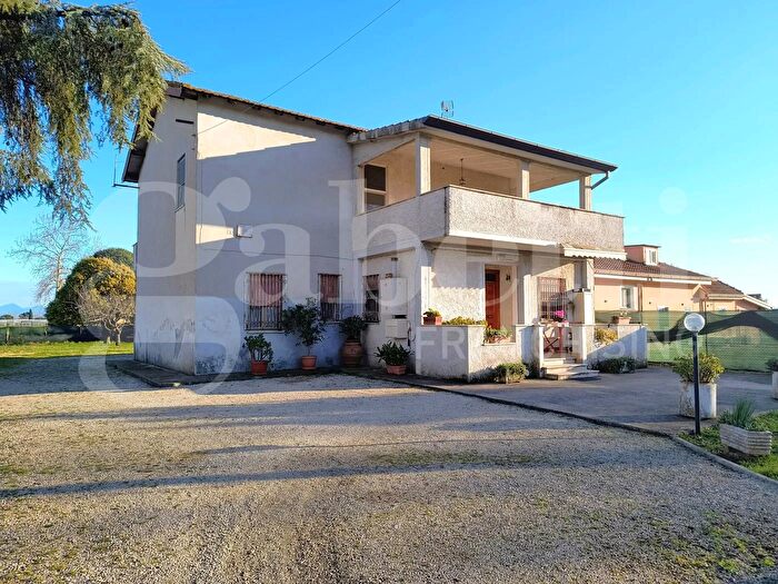 Casa con 6 locali in vendita in Strada Piscinara Sinistra, Latina