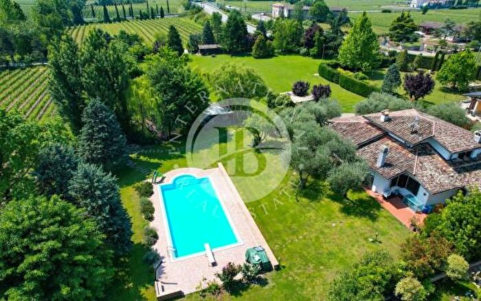 Casa con 6 locali in vendita in Sirmione