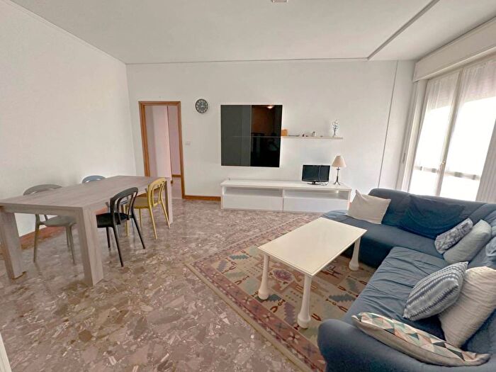 Appartamento quadrilocale in affitto in Via Cantarane, Veronetta, Verona