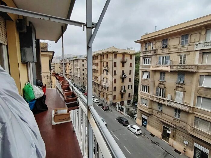 Appartamento quadrilocale in vendita in Via Fereggiano, Genova