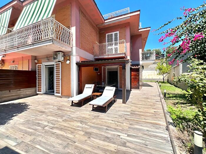 Appartamento con 5 locali in vendita in Via Vecchia San Gennaro, Pozzuoli