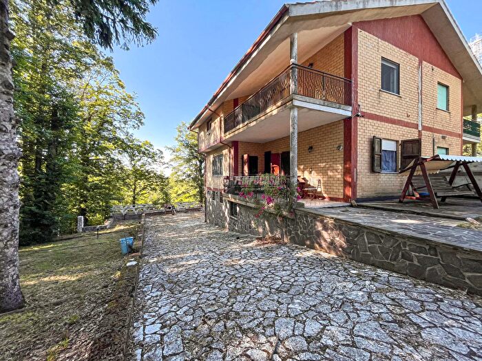 Casa con 5 locali in vendita in Canepina