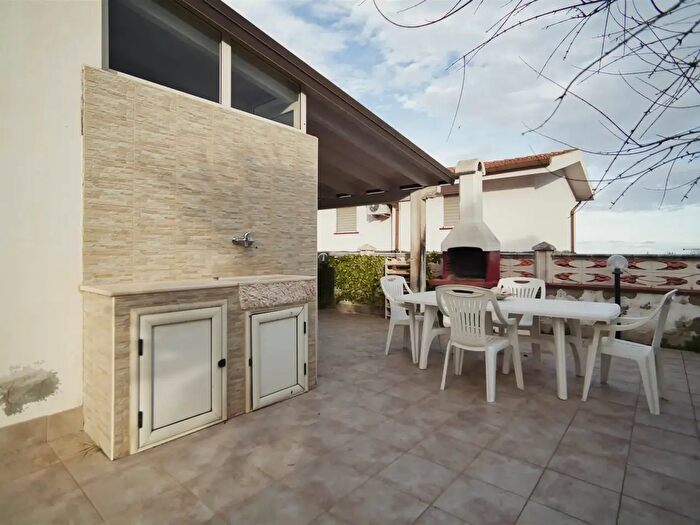 Appartamento con 6 locali in vendita in Roseto Capo Spulico