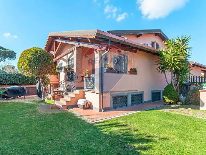 Casa con 5 locali in vendita in Via Torcegno, Roma