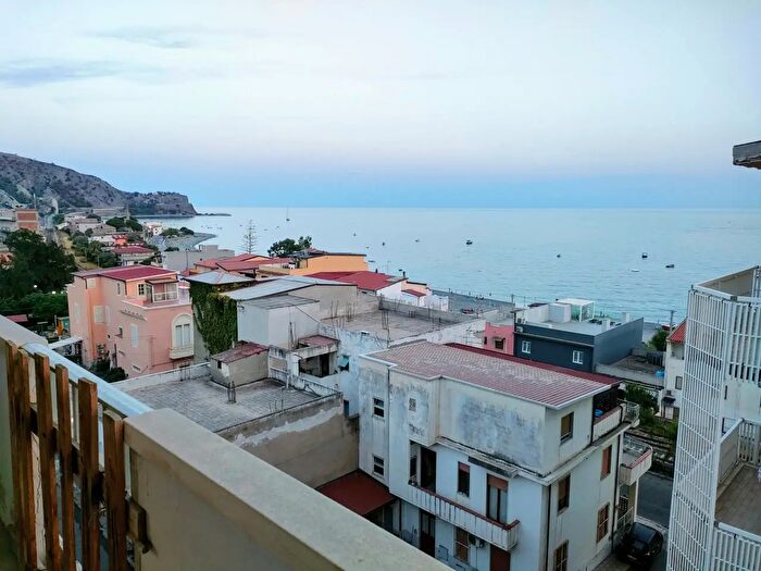 Appartamento trilocale in vendita in Via Monte Cucco, Bova Marina