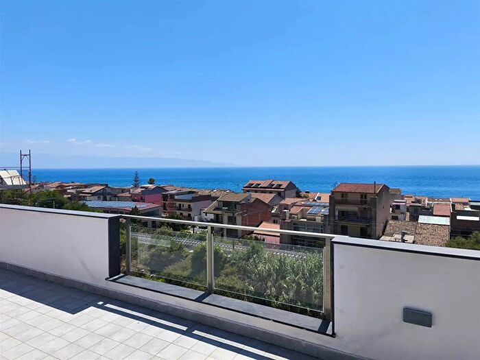 Appartamento quadrilocale in vendita in Via Francesco Felice Romeo, Nizza Di Sicilia