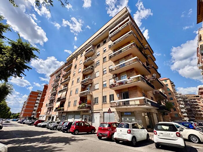 Appartamento trilocale in vendita in Via Ugo Pesci, Roma