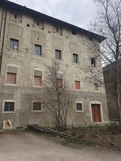 Casa con 19 locali in vendita in Via Nazionale Trento, Trento