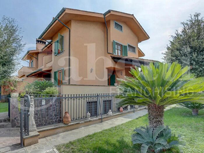 Casa con 5 locali in vendita in Via Ariccia, Ciampino