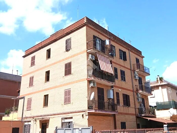 Appartamento trilocale in vendita in Via Carcaricola, Roma