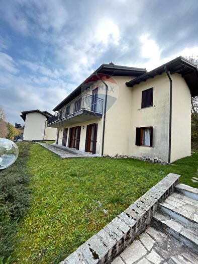 Appartamento trilocale in vendita in Pian delle Noci Snc, Alta Valle Intelvi