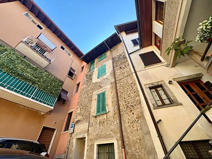 Casa quadrilocale in vendita in Via Cornelli, Vertova