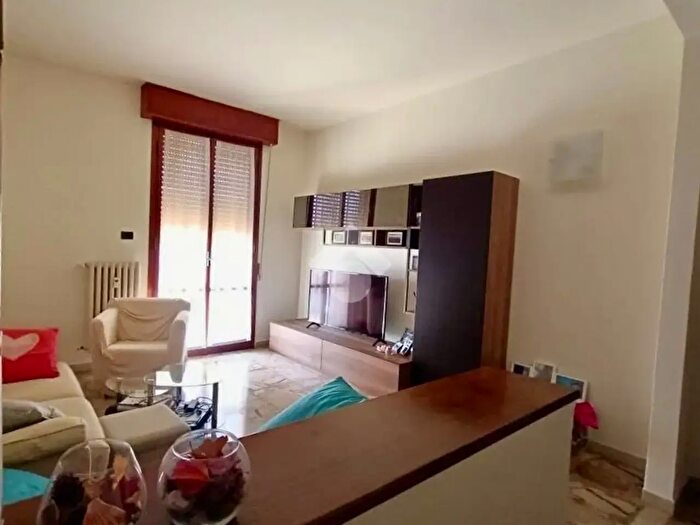 Appartamento trilocale in affitto in Via Amici, Modena