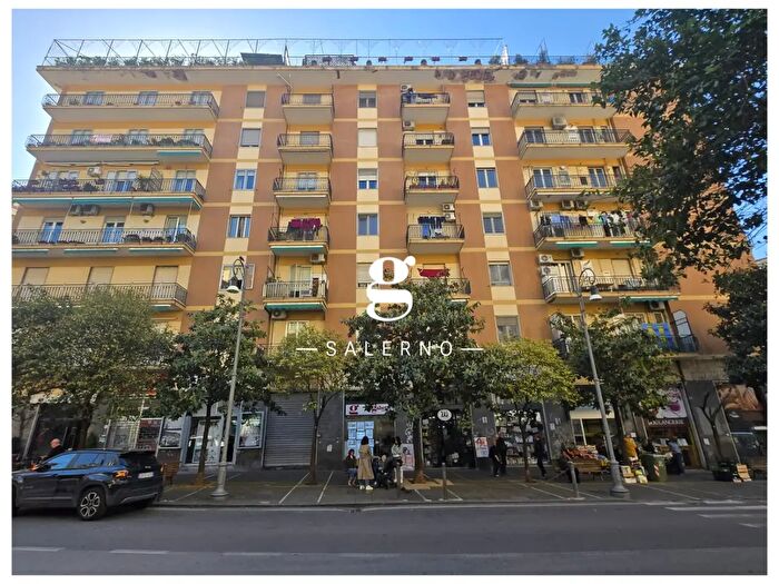 Appartamento con 5 locali in vendita in Piazza Pasquale Naddeo, Salerno