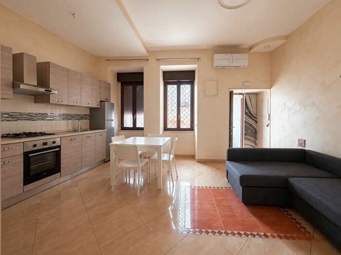Appartamento trilocale in affitto in Via De Giaxa, Napoli