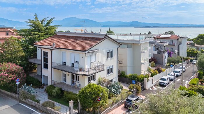 Casa con 8 locali in vendita in Desenzano Del Garda