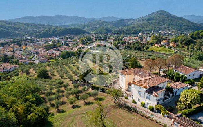 Casa con 6 locali in vendita in Lucca
