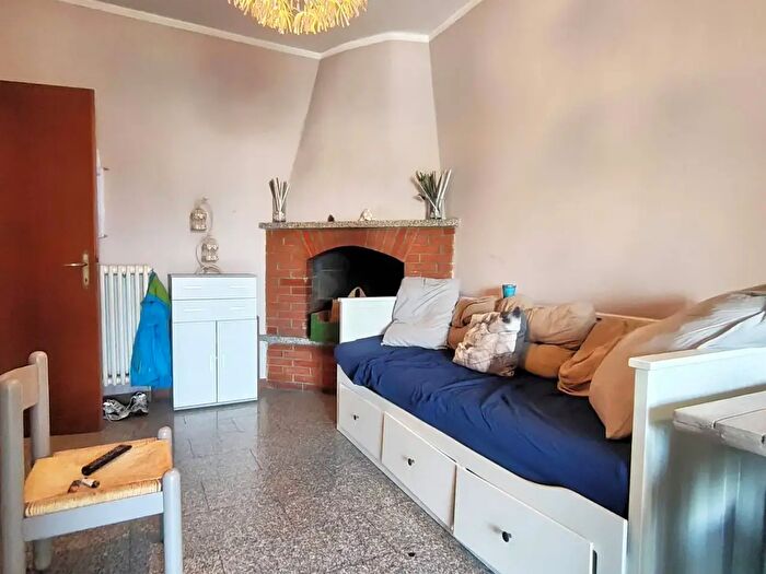 Casa con 8 locali in vendita in Via Massa Avenza, Massa