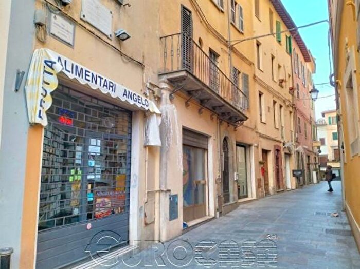 Appartamento con 6 locali in vendita in Via Leopoldo Grilli, Umbertide