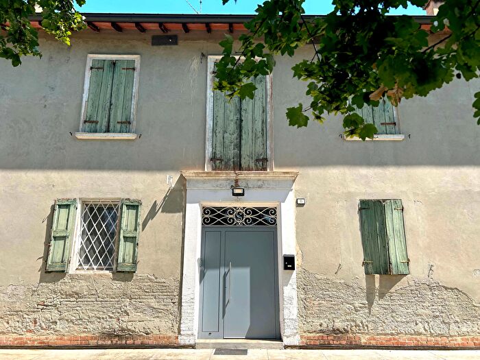 Casa quadrilocale in vendita in Via Grazie, Correggio
