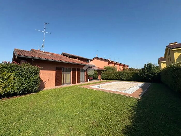 Casa con 5 locali in vendita in Via S Rocco, Zeccone