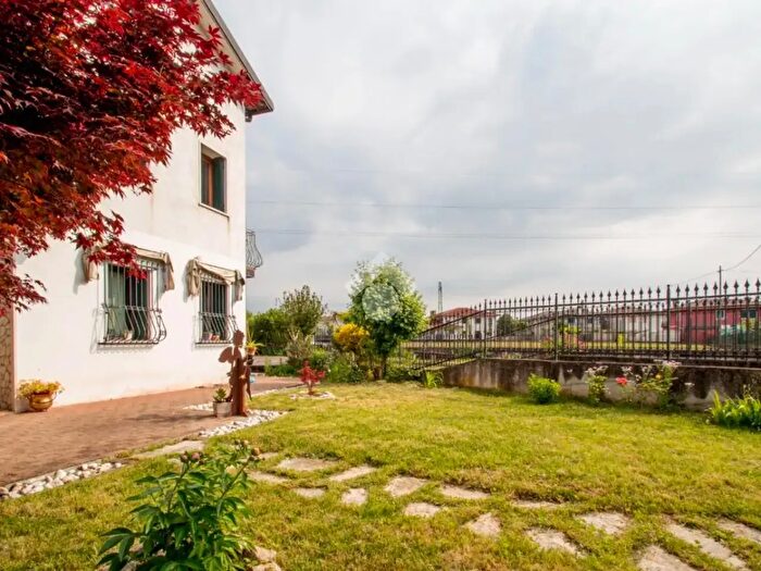 Appartamento trilocale in vendita in Via Tomasina, Caldogno