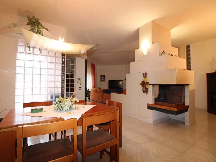 Casa con 10 locali in vendita in Vicopisano