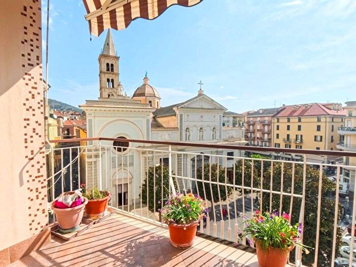 Appartamento con 5 locali in affitto in Piazza Sant'Ambrogio, Centro, Alassio