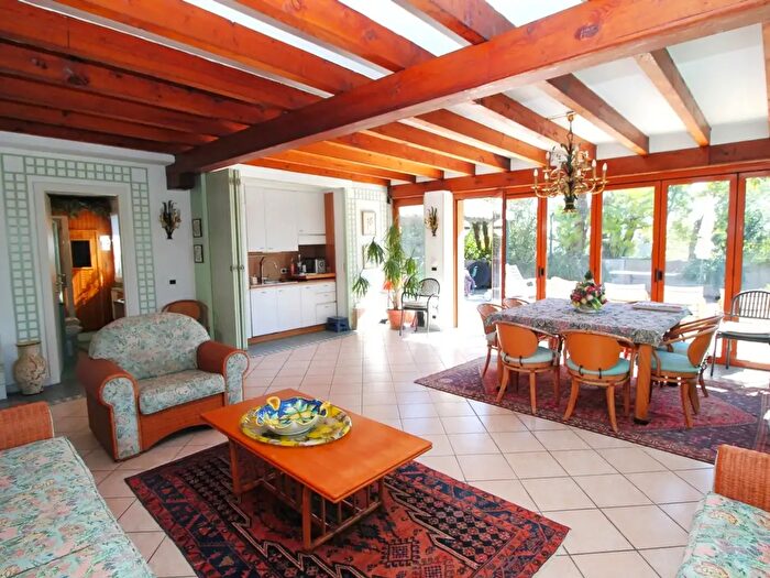 Appartamento con 8 locali in vendita in Viale Pietro Toselli, Legnano