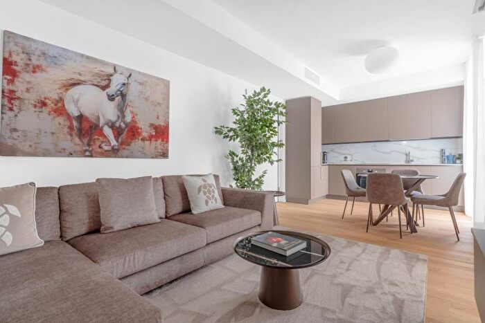 Appartamento trilocale in affitto in Via Varese, Moscova, Milano