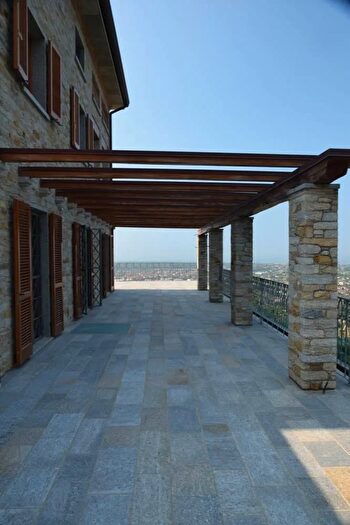 Casa con 13 locali in vendita in Seravezza